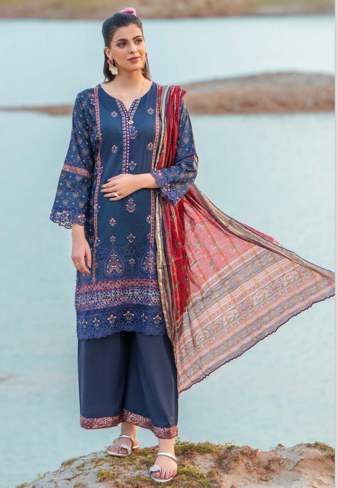 MUNIRA | EMBROIDERED LAWN READYMADE | MVL05