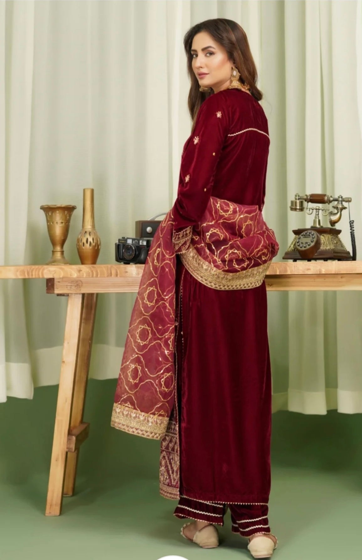 SIMRANS ‘MAKHMALI’ | EMBROIDERED VELVET FANCY DUPATTA READYMADE | SM710 (MAROON)