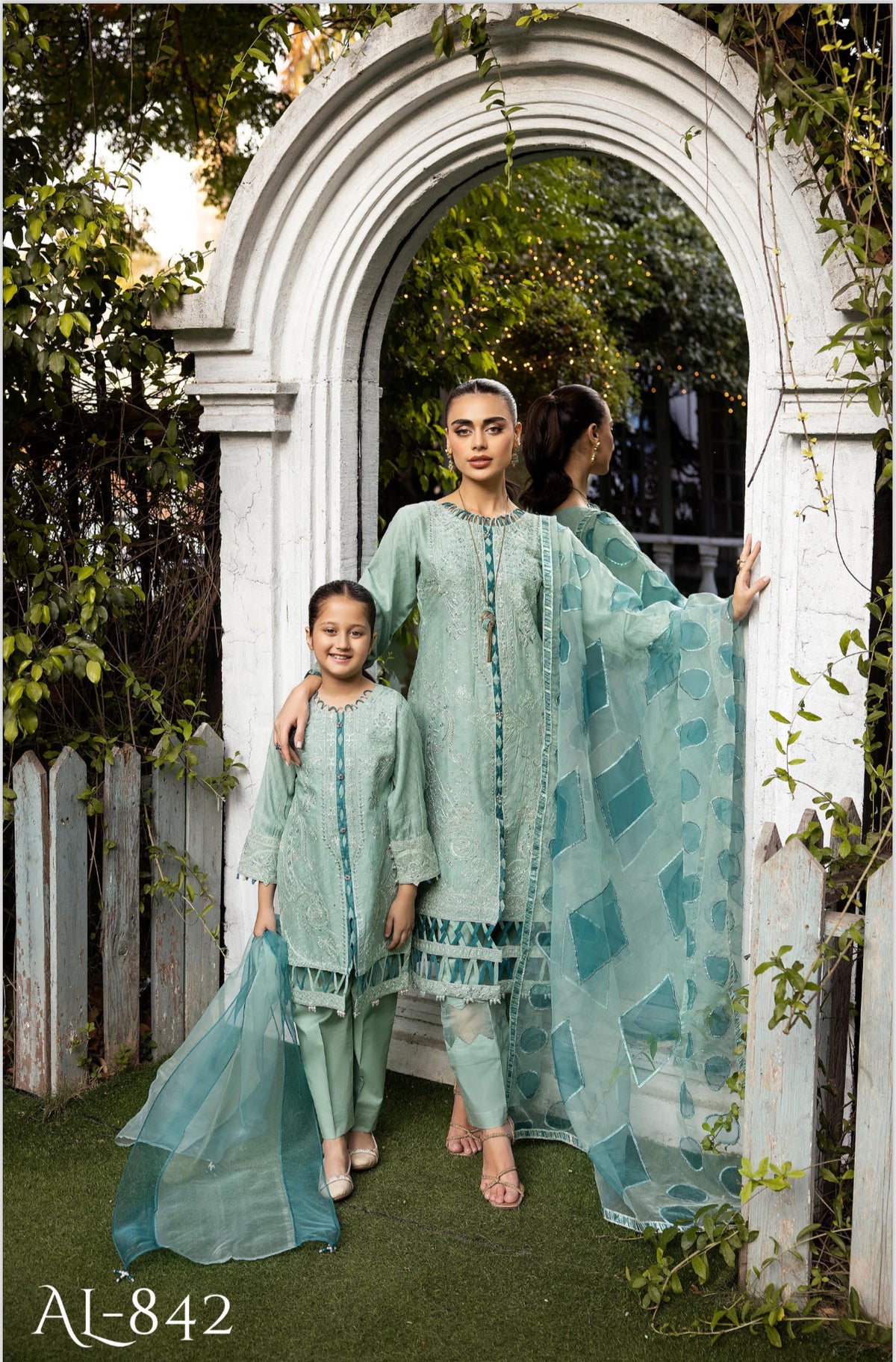 SIMRANS EID LUXURY JACQUARD LAWN MOTHER DAUGHTER:kids 3PC READYMADE SMD4534